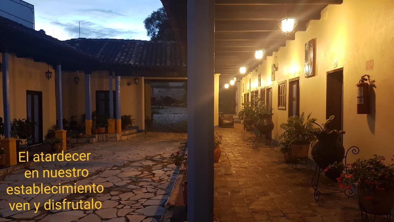 Hotel Lirice Colonial コミタン・デ・ドミンゲス エクステリア 写真