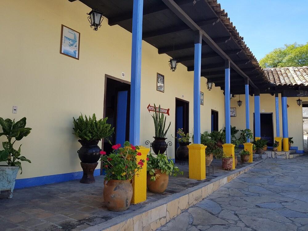 Hotel Lirice Colonial コミタン・デ・ドミンゲス エクステリア 写真
